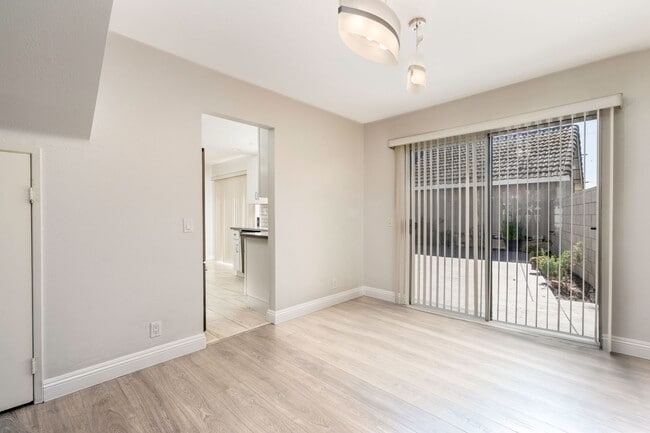 Building Photo - 2 Story dream home, 3 bedroom, 2 and 1/2 B...