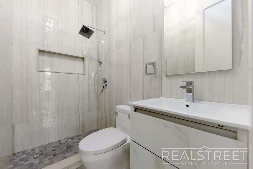 Building Photo - Stunning Brand New 3 Bed 2 Bath in Crown Heights Brownstone!