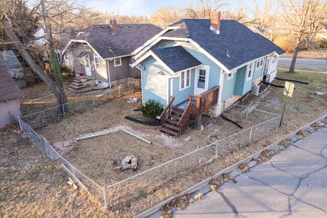 Building Photo - 2201 SW 8th Ave