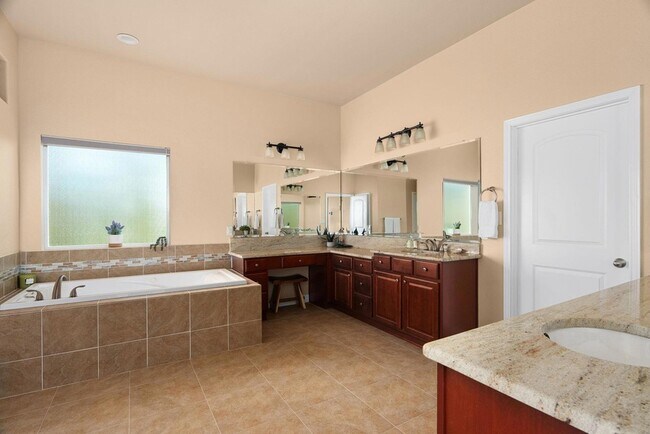 Building Photo - 1472 Kings Cove Dr