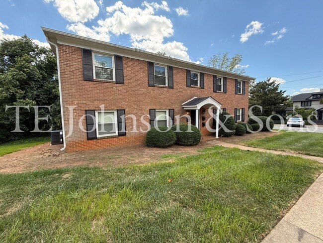 Building Photo - Modern 2 Bedroom Apartment with Water Incl...