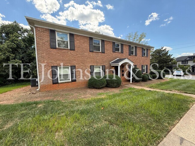 Building Photo - Modern 2 Bedroom Apartment with Water Included on Forsyth St