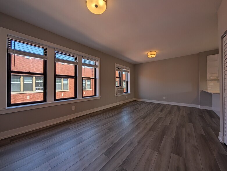 Building Photo - 3935 N Janssen Ave