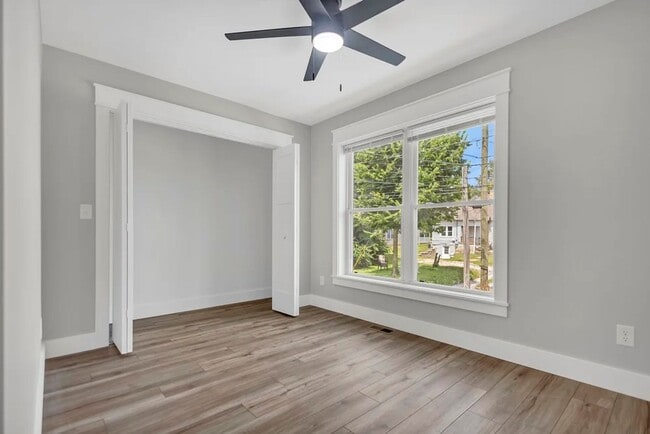 Building Photo - 1215 N Woodburn Ave
