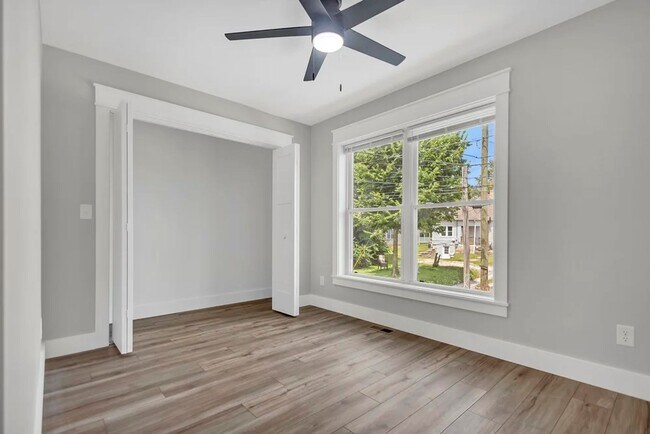 Building Photo - 307 W Kenwood Dr