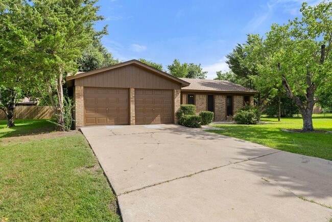 Building Photo - 704 Brookwood Cir
