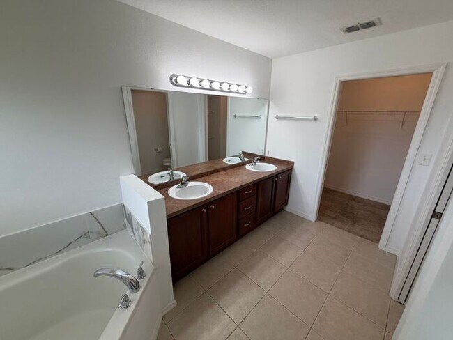 Building Photo - Spacious 3 Bedroom Townhome with Garage in Altamonte Springs