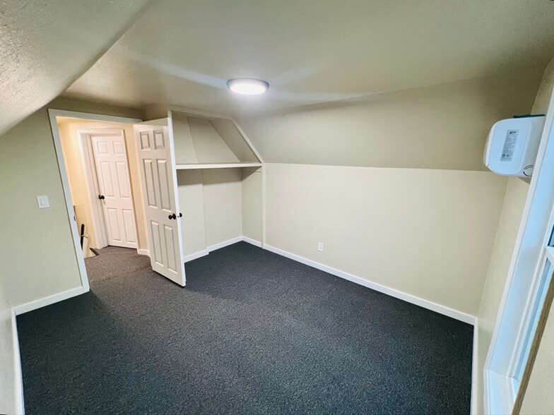 Building Photo - 260 W Chestnut St