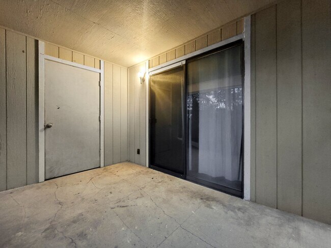 Building Photo - 2 Bedroom - Exactly what you're looking for!