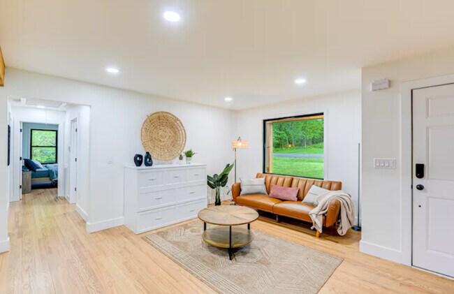 Building Photo - 930 Downey Dr