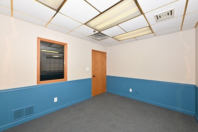 Building Photo - 2121 S 55th St