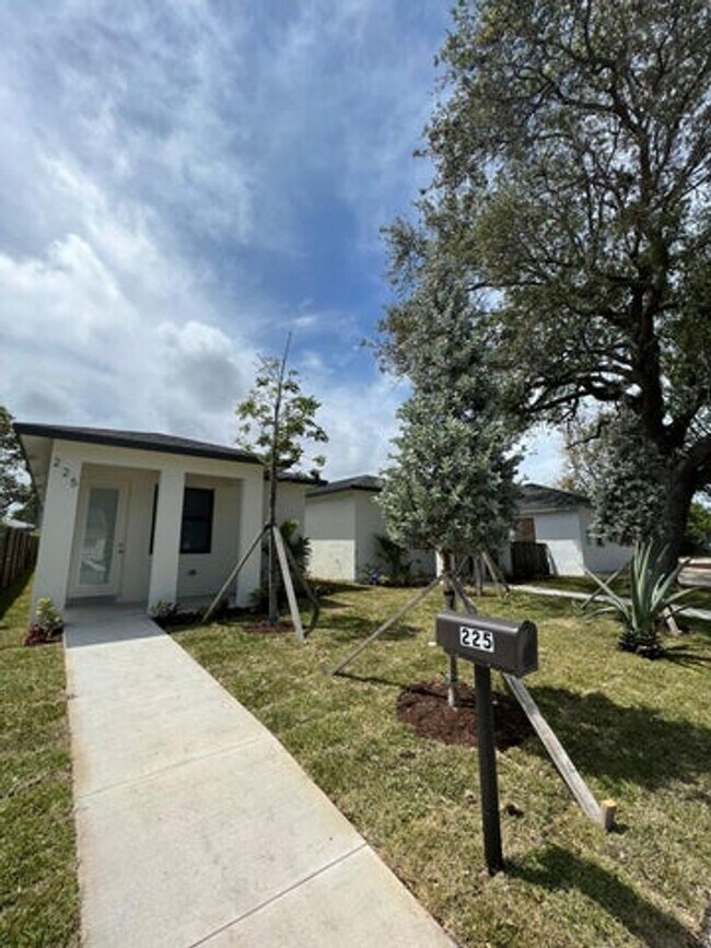 Building Photo - 227 N E St