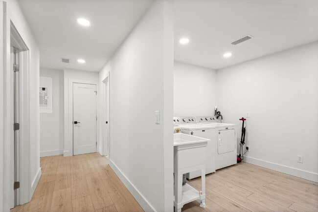 Building Photo - 2507 Edgewater Dr