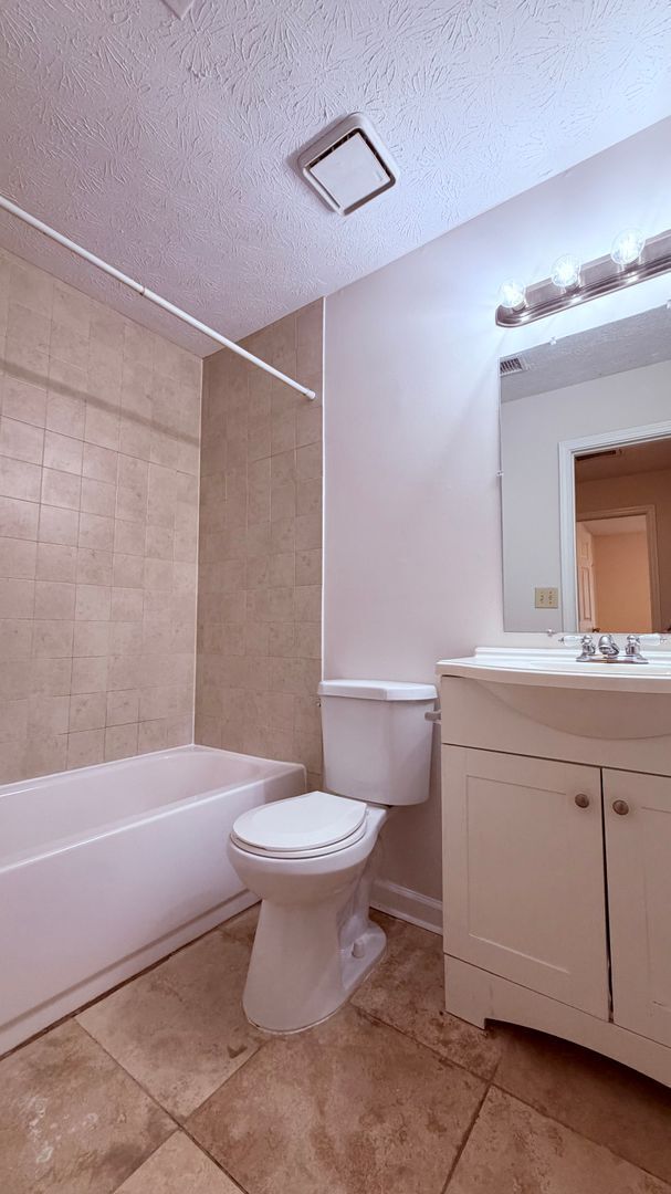 Building Photo - Lilburn 2 Bed-2.5 Bath Townhouse, Fireplace, Great Floor Plan!