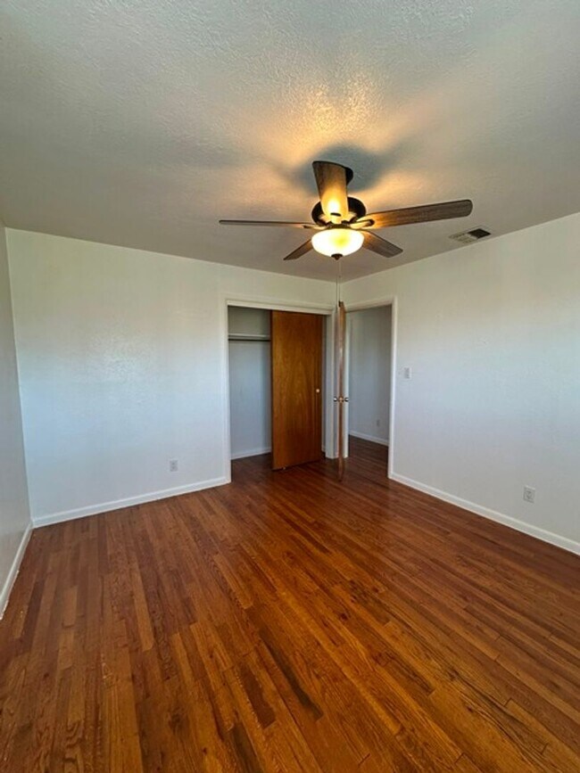 Building Photo - Updated home in Henley School District