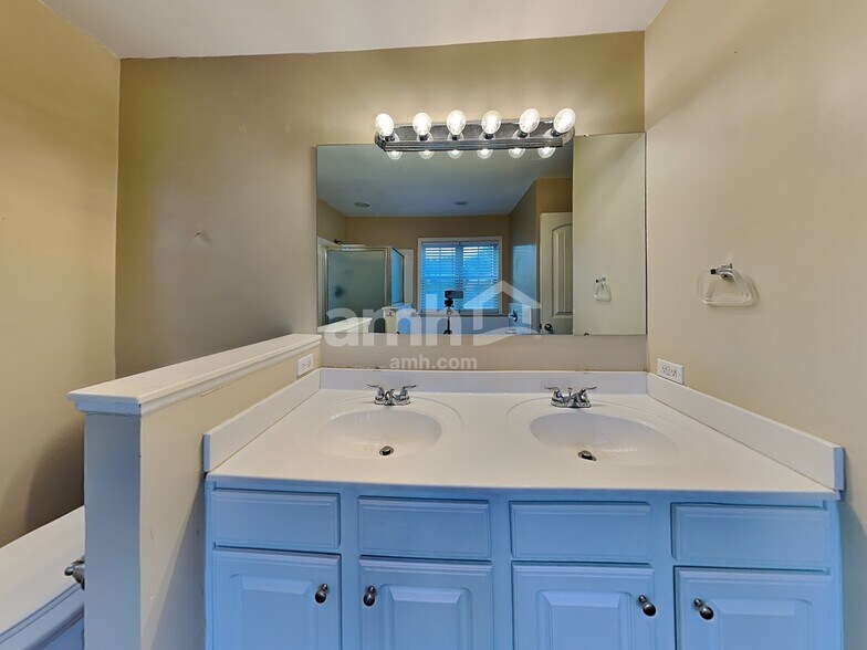 Building Photo - 5 Stonington Way