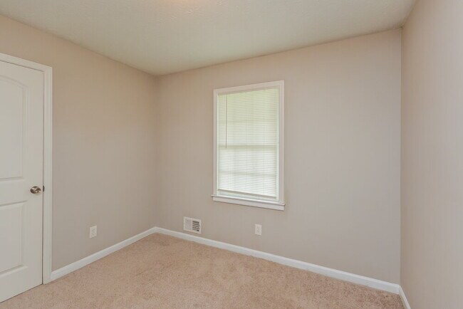 Building Photo - 583 Lakeridge Cir SE