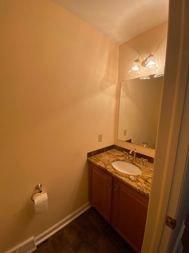 Building Photo - Beautiful 3 BR End Unit Townhouse in Summit Hills!