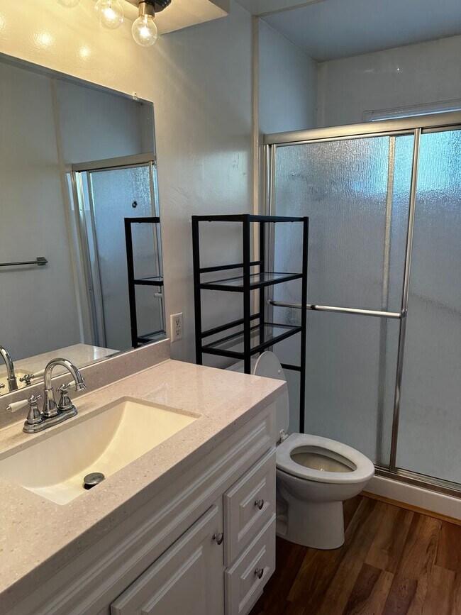 Building Photo - Beautiful 4 Bedroom house w/Hardwood Floor...