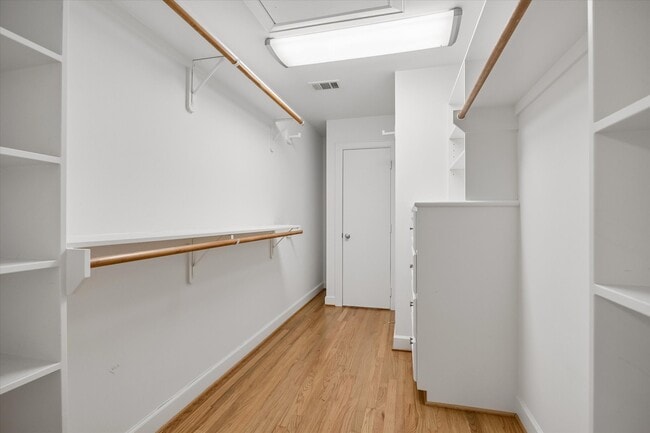 Building Photo - 8715 Meadowcroft Dr