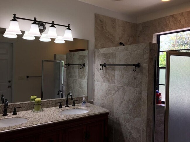 Building Photo - 745 Juniper Pl