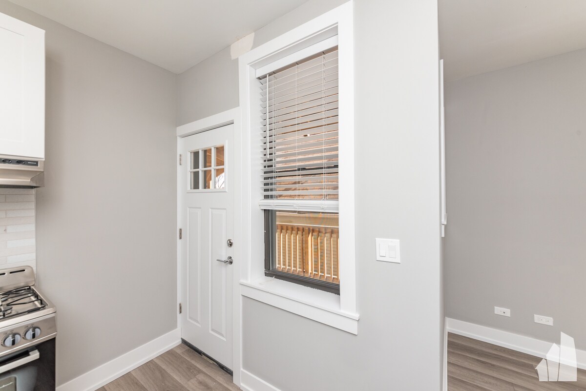 Building Photo - 3939 N Janssen Ave