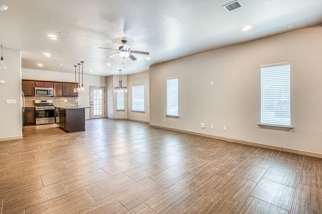Building Photo - Beautiful 3 bed-2 baths with Casa Club/Gym...