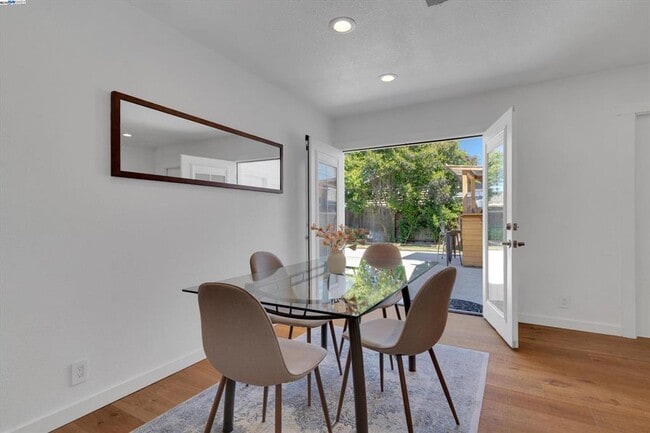 Building Photo - Live in a Modern Luxury 3BR/2BA Home with ...