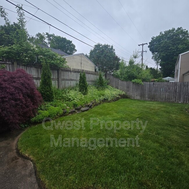 Building Photo - 2236 Elmwood Dr SE