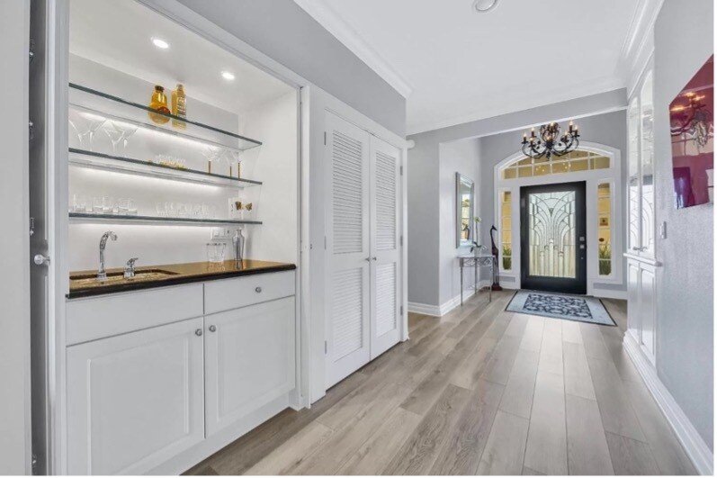 Entry and hosting area - 9186 Quail Brook Cir