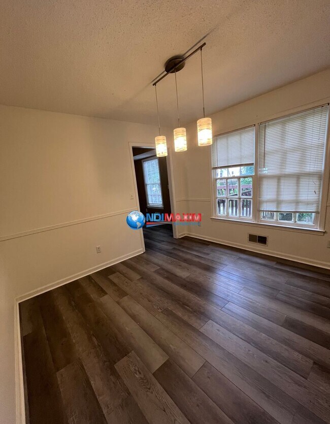 Building Photo - Spacious RENOVATED 5-bedroom house in Lawr...