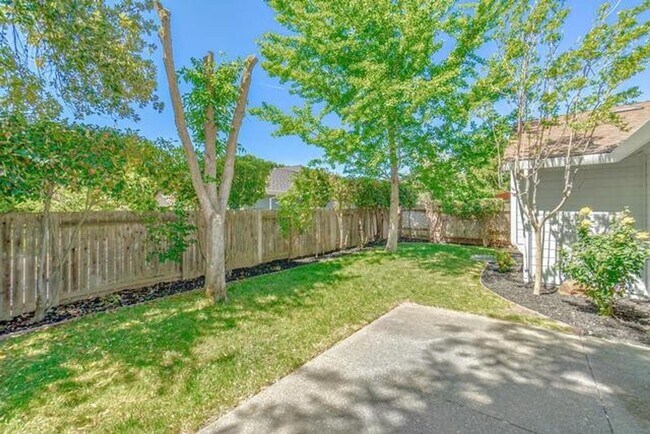 Building Photo - Pristine 3 Bedroom 2 bathroom + Den in Sou...