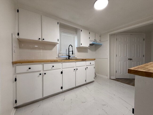 Building Photo - Remodeled 3BD/ 2Bath