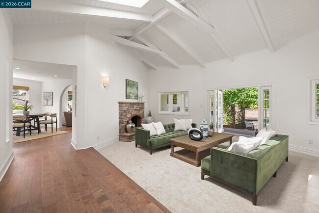 Building Photo - 10 Darnby Ct