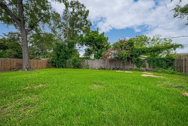 Building Photo - 13351 Oak Leaf Ln