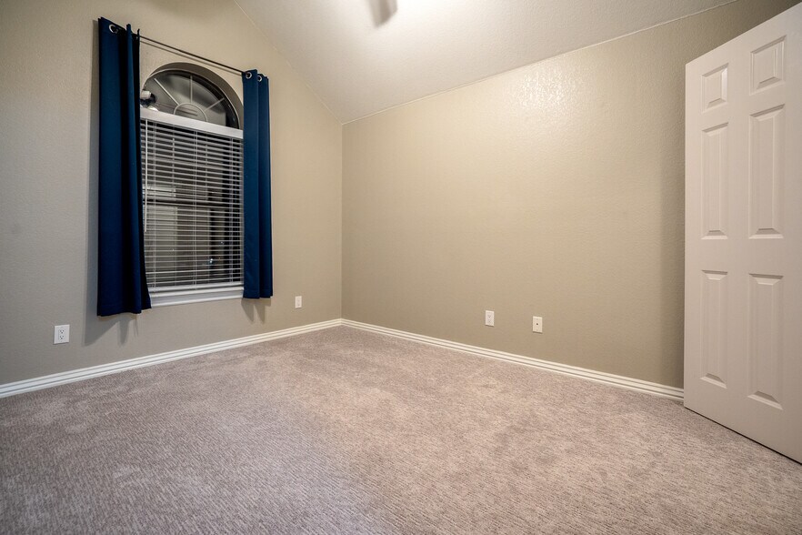 Building Photo - 4015 Glenstone Terrace
