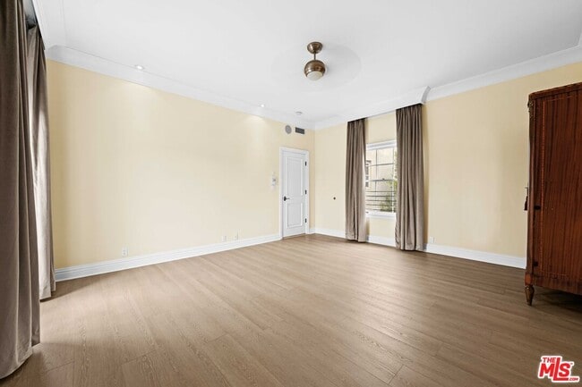 Building Photo - 420 S Beverwil Dr