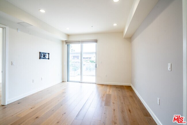 Building Photo - 105 S Mariposa Ave