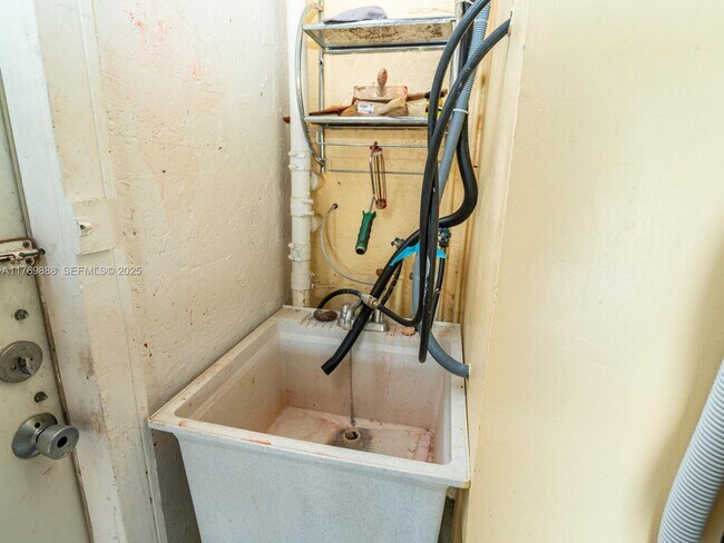 Building Photo - 9441 Byron Ave