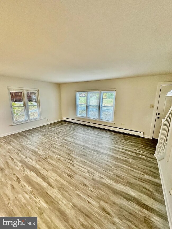 Building Photo - 602 E Maple St