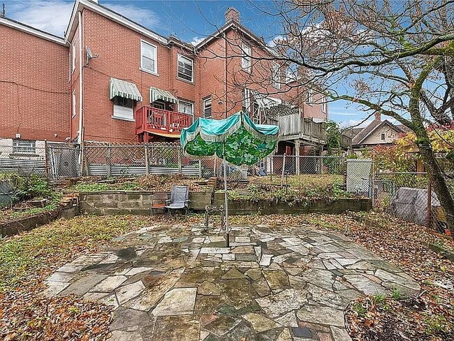 Building Photo - This one won't last long and is ready for you now