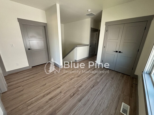 Building Photo - 5133 Beach Dr