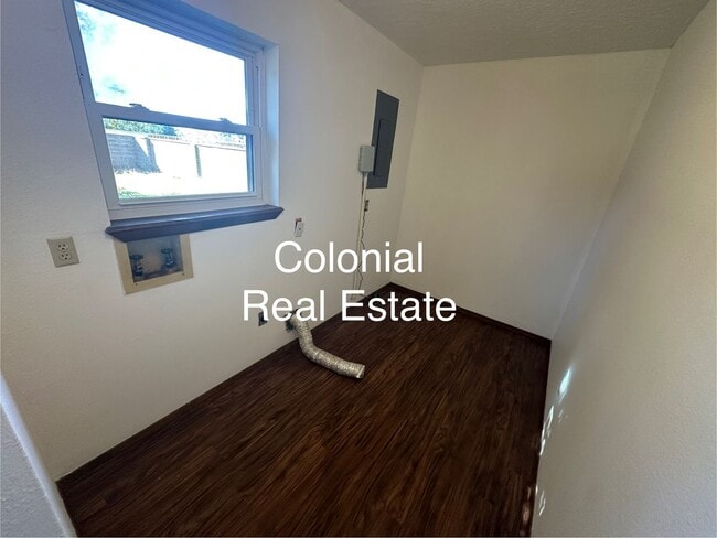 Building Photo - Spacious 2 story home