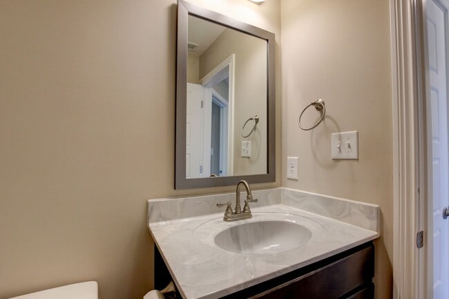 Building Photo - Sharp 3 bed 2 Bath Close To Ft Campbell