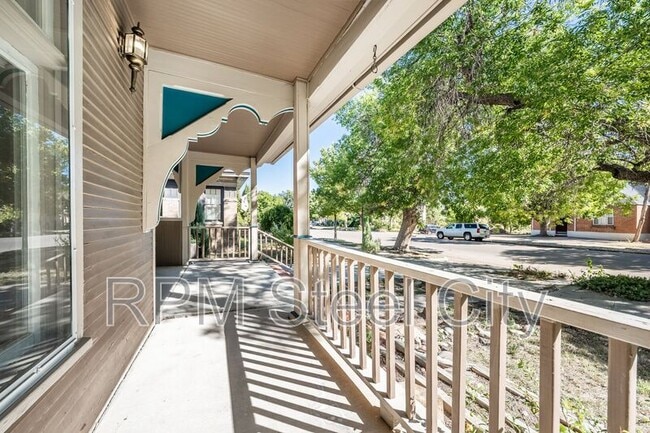 Building Photo - 2125 N Grand Ave