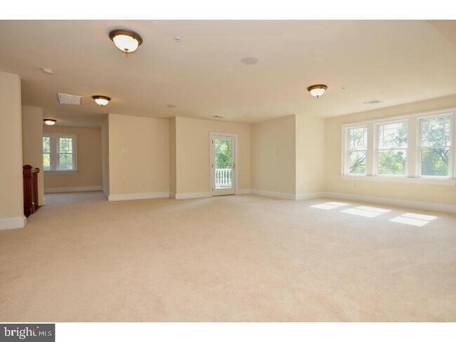 Building Photo - 1020 W Valley Forge Rd