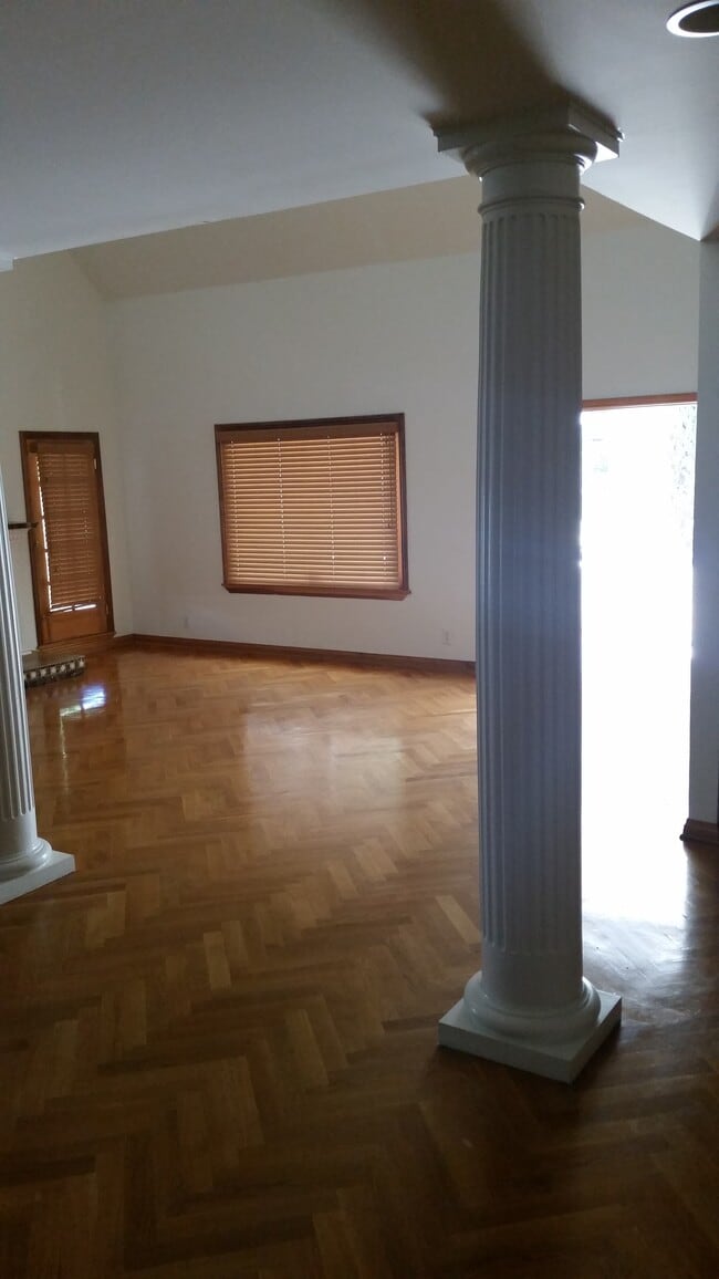 Building Photo - 1115 N Garfield Ave