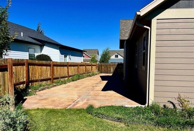 Building Photo - Charming 4-Bedroom Home with Spacious Lawn...
