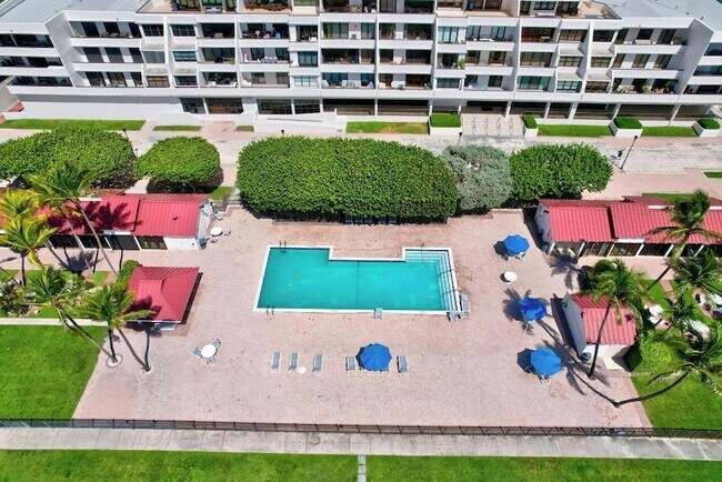 Building Photo - 2555 Collins Ave