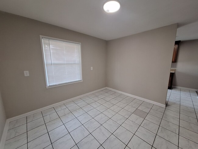 Building Photo - 3303 Candlewood Dr